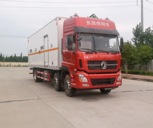 東風(fēng)牌9.6米天龍型易燃液體廂式運(yùn)輸車(chē)