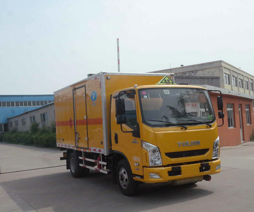 躍進(jìn)超越C300安全達(dá)標(biāo)易燃液體廂式運(yùn)輸車(chē)