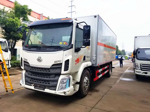 柳汽乘龍10噸炸藥運(yùn)輸車