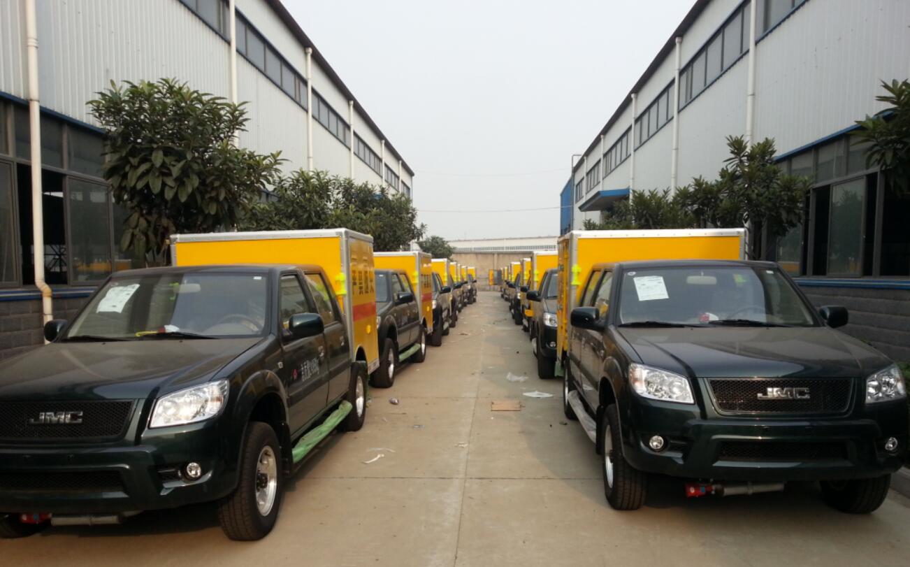 云南昆明爆破公司集中采購日產(chǎn)皮卡與江鈴四驅(qū)皮卡炸藥雷管混裝車