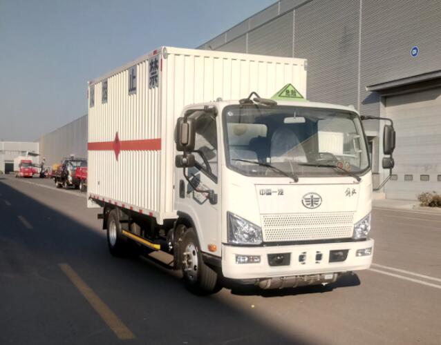 解放牌4.2米易燃氣體廂式運輸車