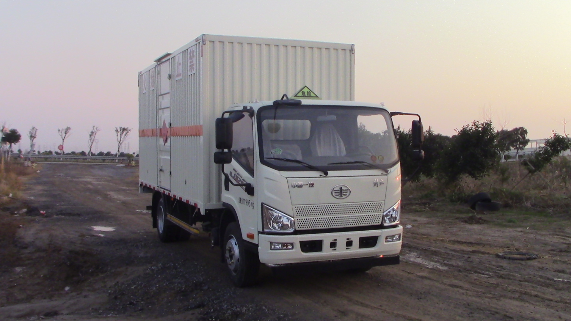 解放牌5.2米易燃氣體廂式運輸車